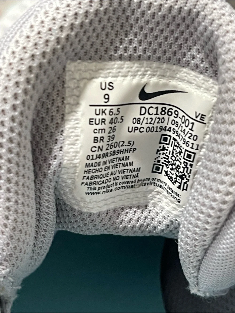 Nike Women's Light Gray and Aqua Athletic Sneakers